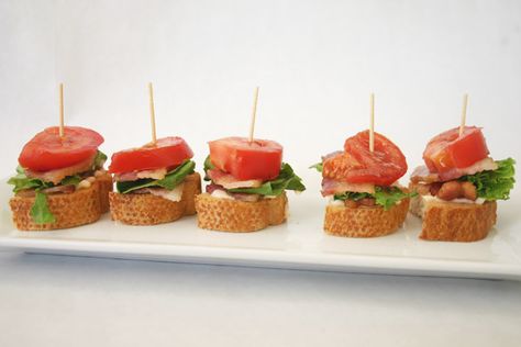 BLT Bites Blt Appetizer, Mini Blt, Blt Bites, Baby Shower Brunch Food, Appetizer Sandwiches, Appetizer Bites, Veggie Tray, Shower Food, Snacks Für Party