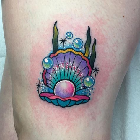 Roberto Euán (@goldlagrimas) • Instagram photos and videos Sea Shell Tattoo Design, Seashell Tattoos, Shell Tattoos, Astrology Tattoo, Throat Tattoo, Mermaid Life, Home Tattoo, Japanese Tattoo Art, Baby Tattoos