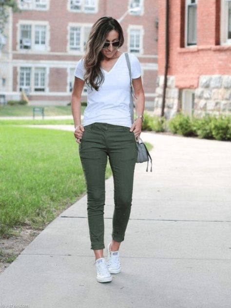 ¿Cómo Combinar Un Pantalón verde Militar? Outfit Pantalon Verde, Outfits Pantalon Verde, Outfits Con Jeans, Olive Pants, Outfit Mujer, Casual Day Outfits, Quick Outfits, Pantalon Cargo, Work Outfits Women