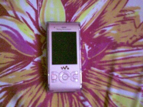 HAHA totally had it- Sony erikson phone Zoey 101 Aesthetic, Tropical 2000s, Pam Beesly, Pink Obsession, Childhood Aesthetic, Zoey 101, Pocket Full Of Sunshine, Y2k Accessories, Legally Blonde