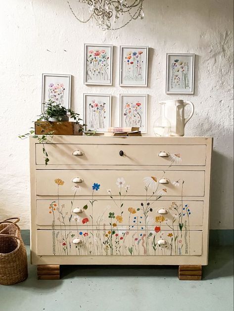 Indian Cabinet, Painted Furniture Ideas, Koti Diy, Hand Painted Dressers, Living Room Tv Cabinet, Painted Drawers, Dekor Diy, Flowers Painted, Painted Dresser