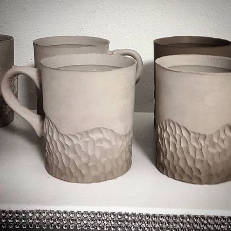 Pottery Carving, Carved Pottery, Ceramics Pottery Mugs, Coil Pottery, Pottery Patterns, Beginner Pottery, Ceramic Texture, Earthenware Pottery, Sculptures Céramiques