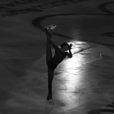 Skate Aesthetic Wallpaper, Figure Skating Aesthetic, Ice Skating Photography, Skating Pictures, Figure Ice Skates, Skating Aesthetic, Ice Skating Outfit, Black Figure, Skater Aesthetic