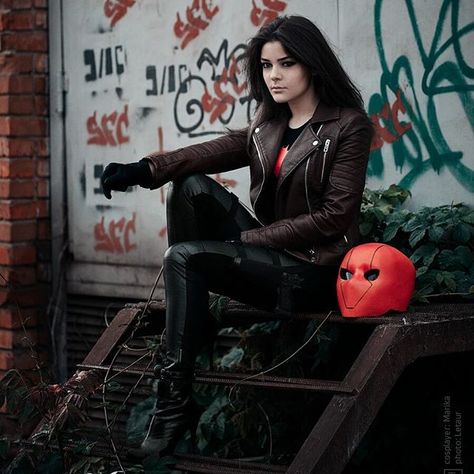 Jason Todd Cosplay Female, Red Hood Cosplay Female, Rose Wilson Cosplay, Robin Cosplay Dc, Red Hood Cosplay, Rose Wilson, Robin Cosplay, Assassins Creed Art, Cosplay Inspo