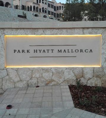 Hotel Entrance Signage, Exterior Signage Design Entrance, Luxury Signage Design, Monument Signage Design, Hotel Signage Exterior, Signage Design Outdoor Entrance, Signboard Design Outdoor, Exterior Signage Entrance, Stone Signage