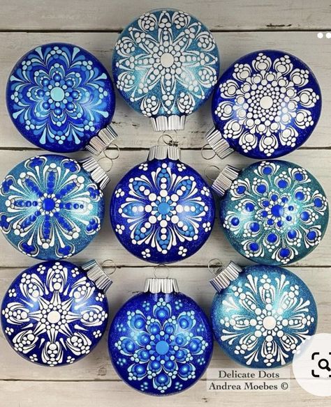 Mandala Dot Ornaments, Dot Painting Ornaments Patterns, Dotted Christmas Ornaments, Dot Art Christmas Ornaments, Dot Art Ornaments, Christmas Dot Painting, Christmas Mandala Art, Christmas Dot Art, Mandala Christmas Ornaments