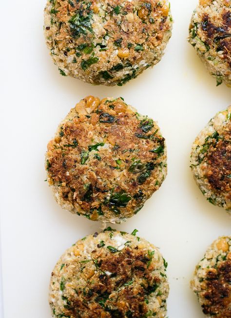 Healthy and light cauliflower falafel burgers. Cauliflower Falafel, Burgers Healthy, Cauliflower Quinoa, Falafel Burger, Falafel Burgers, Cookie And Kate, Quinoa Burgers, Burger Patties, Quit Sugar