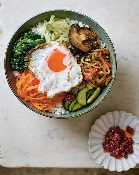 Bibimbap - delicious. magazine Bibimbap Vegetarian, Veggie Rice Bowl, Korean Bibimbap, Bibimbap Recipe, Veggie Rice, Feed The Soul, Fakeaway Recipes, Seasoned Veggies, Marinated Mushrooms