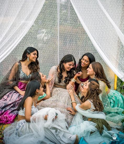 Mehendi Photography Bridal, Mehendi Photoshoot, Mehendi Photography, Bridesmaid Poses, Bridesmaid Photoshoot, Bride Photos Poses, Indian Wedding Poses, Bridal Squad, Bridal Photography Poses