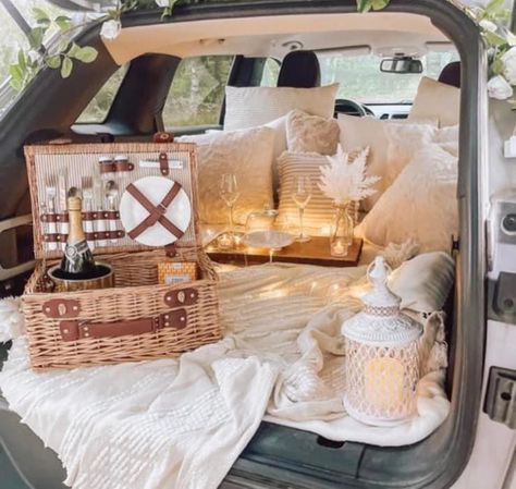 Pick Up Truck Picnic, Car Picnic Date Ideas, Trunk Bed Date, Truck Picnic, Date Night Basket, Truck Bed Date, Cozy Car, Car Picnic, Luxury Picnics