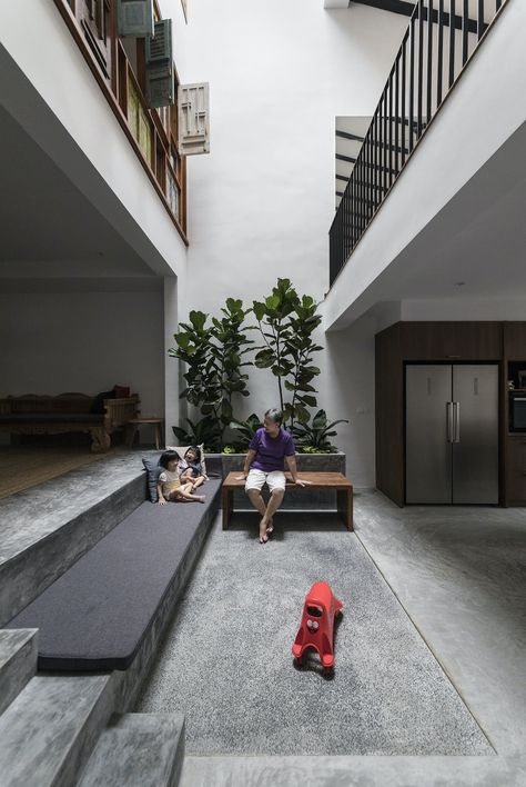 Heng House by Goy Architects - Dwell Singapore House Design, Singapore House Interior, Courtyard House Design, Terrace House Design, Singapore House, Ruang Tamu Outdoor, Minimal House Design, Patio Interior, Courtyard House