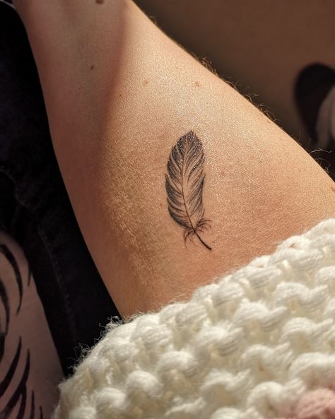 Feather Tiny Tattoo, Small Eagle Feather Tattoo, Small Feather Tattoo Ideas For Women, Tiny Feather Tattoos For Women, Boho Feather Tattoo, Delicate Feather Tattoo, Feather Tattoo On Finger, Dainty Feather Tattoo, Feather Tattoo Finger