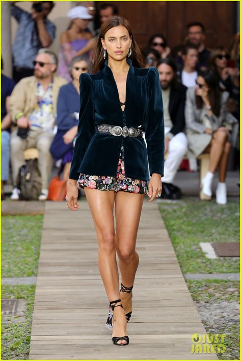 Irina Shayk Photos, Kelly Osbourne, Anna Dello Russo, Catherine Deneuve, Milan Fashion Weeks, Russian Fashion, Irina Shayk, Fashion Seasons, Fashion 2020