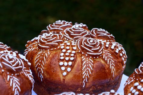 Ukrainian Pastries, Ukrainian Wedding Bread, Ukrainian Bread, Korovai Bread, Ukrainian Khrustyky, Ukrainian Wedding Traditions, Ukrainian Easter Bread, Wedding Bread, Ukrainian Wedding Rushnyk