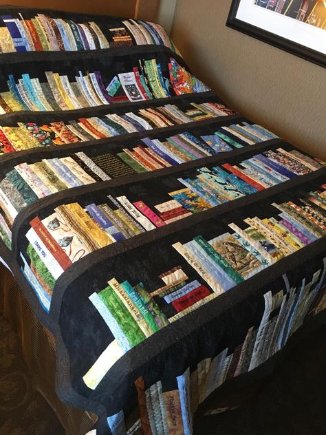 Crochet Bookshelf, Cool Quilts, Ideas For Quilts, Bookshelf Quilts, Bookcase Quilts, Patchwork Painting, Book Quilts, Bookshelf Quilt, Bookcase Quilt