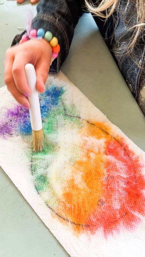 upandawayinprek on Instagram: Paper Towel Rainbow Fish 🐠 Here’s a process art that is perfect for water play in your ocean or summer theme! Use 2 paper towels folded in… Rainbow Fish Process Art, Rainbow Fish, Kitchen Roll, Water Play, Summer Theme, Torn Paper, Paper Towels, Process Art, Fish Art