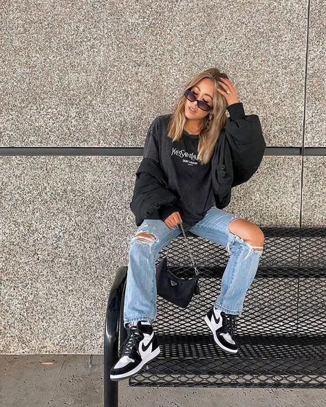 Street Style: Women's Nike Air Jordan 1's Jordan Outfits Womens, Outfits With Jordan 1s Fashion Styles, Bekväma Outfits, Mode Hipster, Skater Girl Outfits, Vlasové Trendy, Jordan Outfits, Populaire Outfits, Tomboy Style Outfits