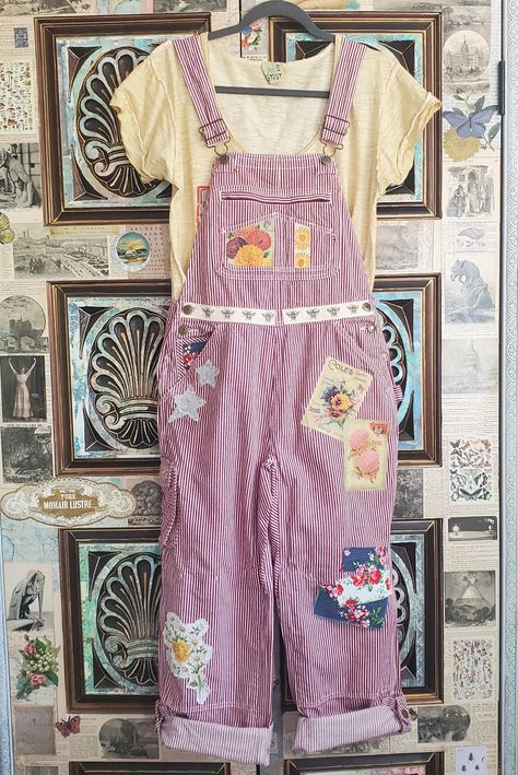 Creative Woman Outfit, Colorful Overalls Outfit, Gardening Aesthetic Outfit, Flowers In Back Pocket, Cute Gardening Outfits, Embellished Overalls, Womens Gardening Clothes, Upcycled Overalls, Crunchy Outfits