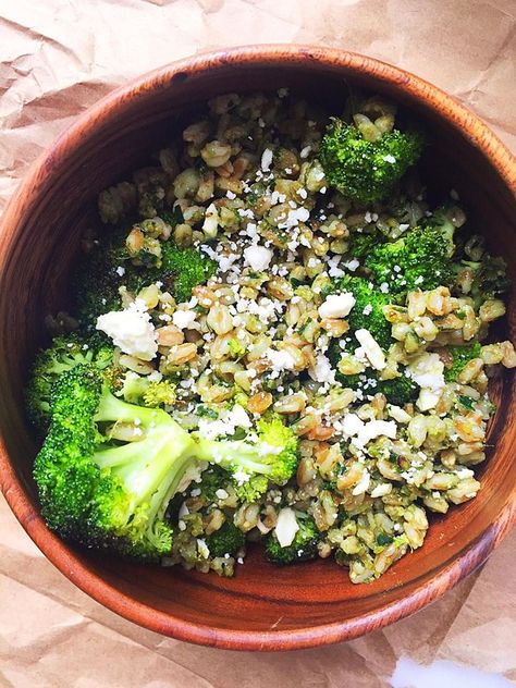 Warm Pesto Farro Bowl with Roasted Broccoli & Feta - Whisk & Shout Farro Bowl, Broccoli Feta, Health Bowls, Broccoli Pesto, Healthy Bowls Recipes, Dinner Prep, Healthy Bowls, Roasted Broccoli, Main Course Recipes