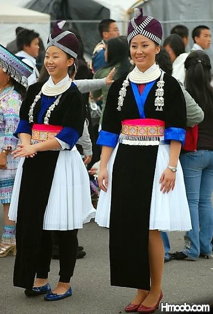 FolkCostume&Embroidery: Introduction to the costumes of the Hmongic/Mienic peoples, part 3 The Hmong Hmong Dress, Hmong Wedding, Hmong Clothing, 50's Costume, Cultural Anthropology, Hmong Fashion, Hmong Clothes, Thai Clothes, Clothes Reference