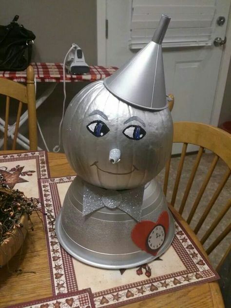 Tin man pumpkin Diy No Carve Pumpkin Ideas, Tin Man Pumpkin Ideas, Wizard Of Oz Pumpkin Ideas, Tin Man Pumpkin, Storybook Pumpkin, Wizard Of Oz Tin Man, Book Pumpkin, Pumpkin Decorating Diy, Pumpkin People