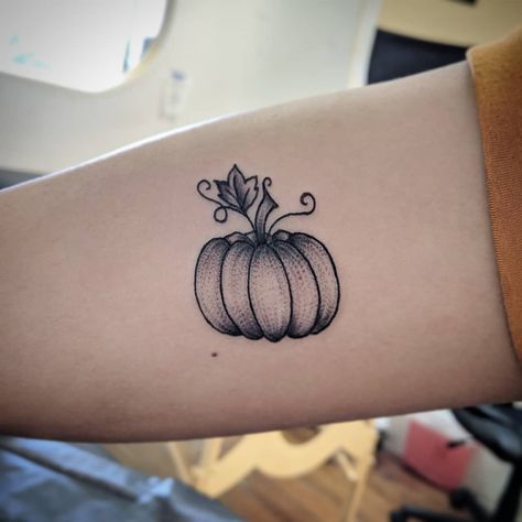 Cute Pumpkin Tattoo Ideas, Pumpkin Outline Tattoo, Mini Pumpkin Tattoo, Simple Pumpkin Tattoo, Pumpkin Patch Tattoo, Small Pumpkin Tattoo, Pumpkin Tattoo Small Simple, Bees Knees Tattoo, Arm Patchwork