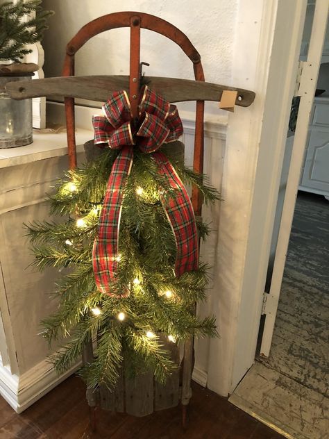 Old Sled Decor, How To Decorate Old Sleds For Christmas, Decorating An Old Sled For Christmas, Runner Sled Christmas Decor, Christmas Sleds Decorated, Antique Sled Decor Ideas, Sleigh Decorating Ideas Christmas, Decorated Sleds, Christmas Sled Decoration