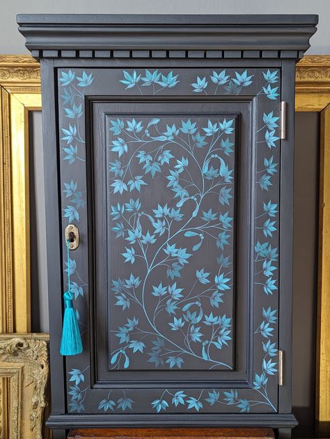 Cabinet Mural, Painted Cabinet Ideas, Stenciled Furniture Ideas, Cupboard Painting Ideas Diy, Cupboard Painting Ideas, Bedroom Nightstand Ideas, Cupboard Painting, Vintage Hand Painted Furniture, Nightstand Ideas