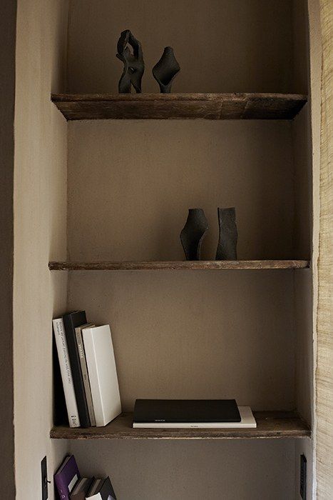 Bookshelf in the living room. Hotel Penthouse, Greenwich Hotel, Axel Vervoordt, Wabi Sabi Interior, Casa Cook, Wabi Sabi Decor, W Hotel, Architectural Digest, Living Room Interior