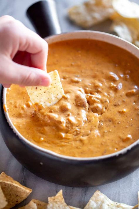 Chilli Cheese Dip, Chili Bean Dip, Chili Cheese Dip Crockpot, Easy Nacho Cheese, Game Day Foods, Bean Cheese Dip, Chili Cheese Dip, Hormel Chili, Homemade Chili Recipe