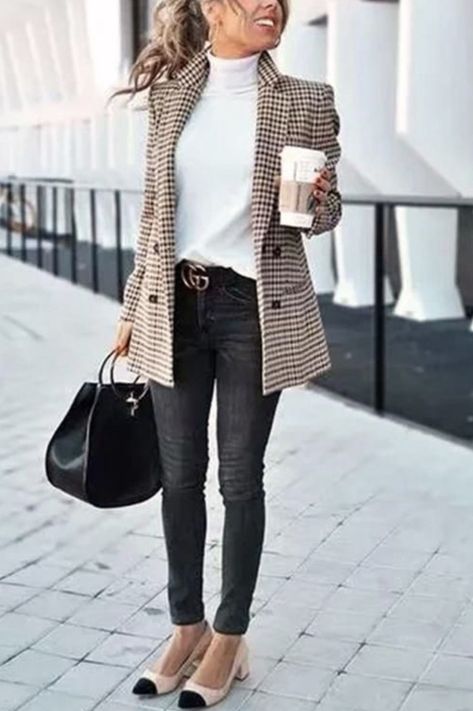 f4a4da9aa7eadfd23c7bdb7cf57b3112desc51499935ri Geek Outfit, Trendy Winter Fashion, Fall Fashion Coats, Walking Down The Street, Outfit Chic, Blazer Outfit, Trendy Winter, Summer Work Outfits, Elegante Casual