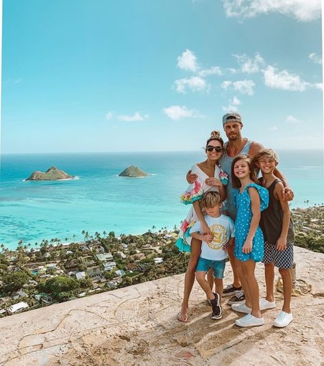 Grateful For Family, Travel With Family, Life In Usa, Christine Andrew, Luxury Family Travel, Big Family Photos, Beach In Hawaii, Blonde Wife, Rich Women Lifestyle