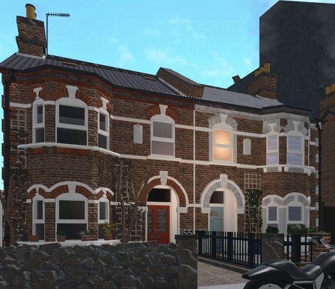 Bloxburg British House Ideas, Bloxburg Small House Exterior, Bloxburg British House, Bloxburg School Build Exterior, Uk Mansions, British House Exterior, House Design Bloxburg, Vintage House Exterior, Cabin House Design