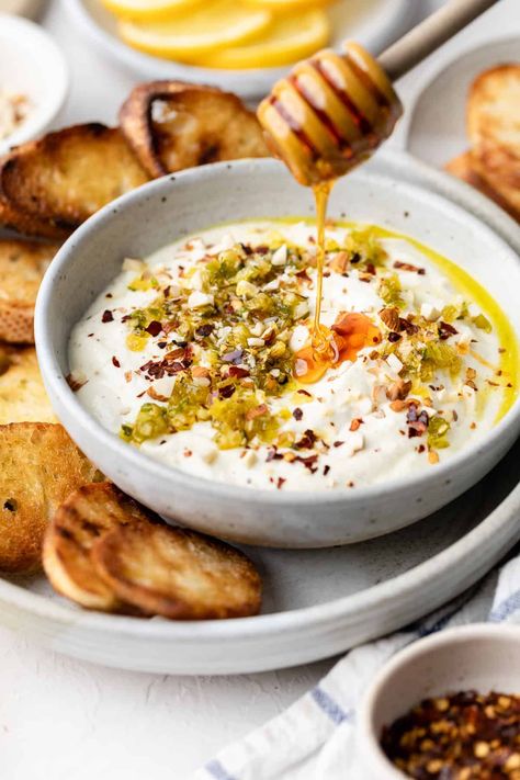 Grab your crostini and pita chips and dig into this Whipped Feta with Hot Honey recipe! Made with Greek yogurt, lemon juice, and scallions, it's the perfect refreshing summer dip. Peach Appetizer, Honey Appetizers, Hot Honey Recipe, Summer Dip, Spinach Artichoke Dip Recipe, Feta Recipes, Feta Dip, Paleo Food, Whipped Feta