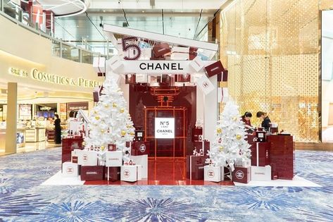 Luxury Christmas Decor, Changi Airport, Event Booth, Peacock Wall Art, Christmas Props, Holiday Pops, Retail Inspiration, Christmas Pops, Beautiful Christmas Decorations