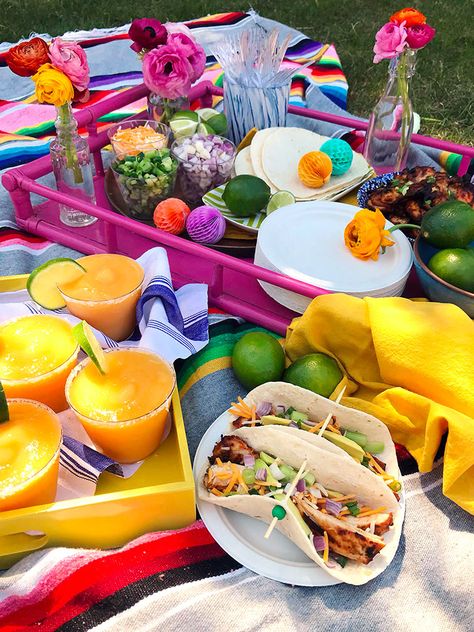 Kate Bowler of Domestikated Life shares ideas and recipes for hosting a summer, taco picnic! Mexican Picnic Ideas, Taco Picnic Date, Picnic Mexican Food, Friendship Picnic Ideas, Mexican Picnic Food Ideas, Taco Picnic, Pride Picnic, Shareable Food, Mexican Picnic