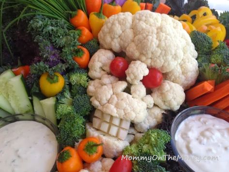 Mommy on the Money Halloween Veggie Platter Cauliflower Skull Veggie Tray, Cauliflower Skull, Halloween Veggies, Halloween Veggie Tray, Pirate Party Food, Halloween Bites, Snack Halloween, Pirate Food, Veggie Platter