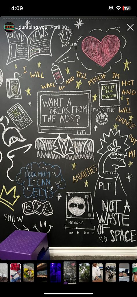 Chalkboard Aesthetic, Chalk Wall Art, Room Arrangement Ideas, Chalkboard Wall Bedroom, Fun Chalk Art, Chalkboard Wall Art, Whiteboard Art, Wall Drawings, Chalk Wall