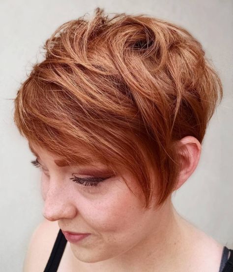 Messy Auburn Pixie Auburn Pixie, Choppy Pixie Cut, Pixie Bob Hairstyles, Dunner Wordend Haar, Short Choppy Haircuts, Messy Haircut, Choppy Haircuts, Short Red Hair, Thick Hair Cuts