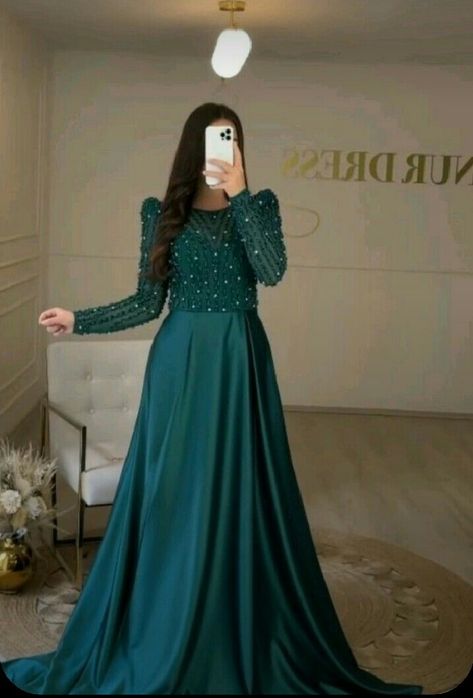 Turkish Gowns Evening Dresses, Gown For Birthday Party Women, Elegant Emerald Green Dress, Farewell Dress Ideas, Designing Dress, Turkish Hijab, Dress Party Wear, Pretty Dresses Casual, Shorts Aesthetic