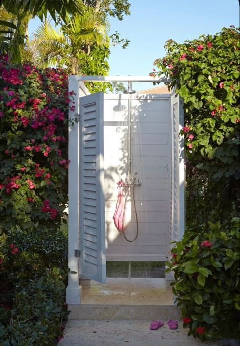 Diy Outdoor Shower Ideas, Outdoor Shower Fixtures, Amanda Lindroth, Portable Outdoor Shower, Outdoor Shower Enclosure, Outdoor Bathroom Design, Pool Shower, Outdoor Bathrooms, Outdoor Oasis