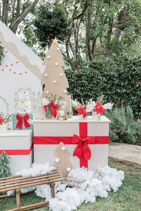 Loving these oversized presents style main table! . .⁠ .⁠ Credit where credit is due:⁠ Design/ planning: @skymeadowplace⁠ Photographer: @sykimphotography⁠ Main cake: @candyapple_cakes⁠ Smash cake: @jiasweets⁠ Cookies: @sweetsbykeeks⁠ Florist: @8thstreetflorist⁠ Laser cut name sign: @letterstou⁠ Mobile playground: @littleelephantskidsplace⁠ .⁠ .⁠ .⁠ #christmas #xmas #gingerbreadhouse #presents #bows Korean First Birthday, Christmas Party Backdrop, Event Booth Design, Christmas Party Table, Grinch Christmas Party, Gingerbread Party, Main Table, Gingerbread Village, Christmas Party Themes