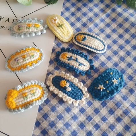 crochet hair accessories https://youtu.be/2o12b41cIeA?si=97AycRv4aCyw-DB8 Hair Clip Crochet Pattern, Clip Crochet Pattern, Crochet Hair Clips, Crochet Disney, Crochet Earrings Pattern, Crochet Bee, Crochet Hair Accessories, Pola Amigurumi, Kawaii Crochet