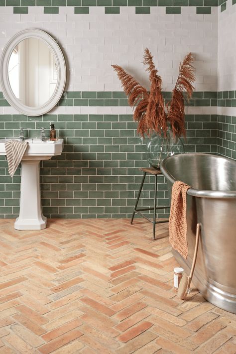 27 Terracotta Bathroom Ideas: Rustic & Beautiful 1 Terracotta Parquet, Terracotta Bathroom Ideas, Terracotta Bathroom Floor, Terracotta Tiles Bathroom, Brick Style Tiles, Terracotta Bathroom, Terracotta Floor Tiles, Eco Friendly Flooring, Reclaimed Tile