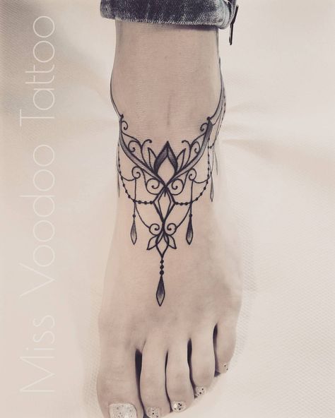 Tkx Mélanie #missvoodooo #salonsunrise #carovoodoo #foottattoo #jeweltattoo #missvoodootattoo Tato Mandala, Tattoo Ankle, Ankle Bracelet Tattoo, Ankle Tattoo Designs, Armband Tattoos, Armband Tattoo Design, Anklet Tattoos, Men Tattoos, Inspiration Tattoos