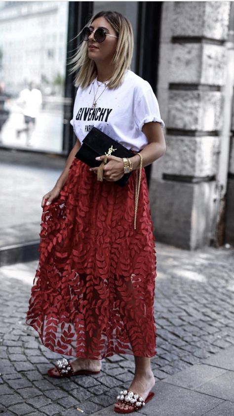 Mode Hippie, Office Outfits Women, Red Skirt, Looks Street Style, Street Style Inspiration, 가을 패션, Street Chic, Looks Style, Mode Inspiration