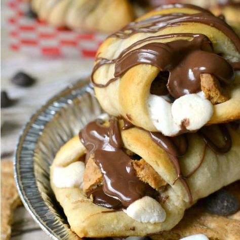 S'mores Crescent Rolls Flaky Bread, Pillsbury Crescent Roll Recipes, Big Marshmallows, Crescent Recipes, Crescent Roll Recipes, Roll Recipes, Crescent Roll, Oreo Dessert, S'mores