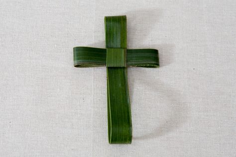 Palm Branch Craft, Palm Cross, Palm Sunday Crafts, Easter Sunday School, Flower Pot People, Palm Branch, Old Rugged Cross, Leaf Crafts, Palm Sunday