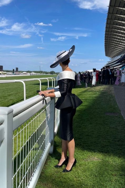 Derby Aesthetic Outfits, Royal Ascot Aesthetic, Elegant Hats For Women, Black And White Church Outfit, Derby Outfits For Women Classy, Royal Ascot Outfit, Derby Outfits For Women, Royal Ascot Fashion, Ascot Outfits