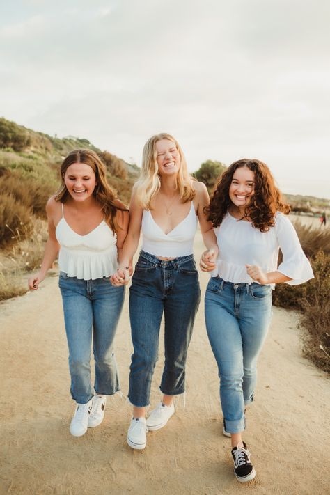 White Shirt And Jeans Outfit Photoshoot Group, Trio Friends Photoshoot, Groups Of 3 Poses, 3 Friend Photoshoot, Group Of 3 Friends Aesthetic, Girl Group Photoshooting Ideas, 3 Person Poses Photography, Three People Photoshoot, Trio Senior Pictures